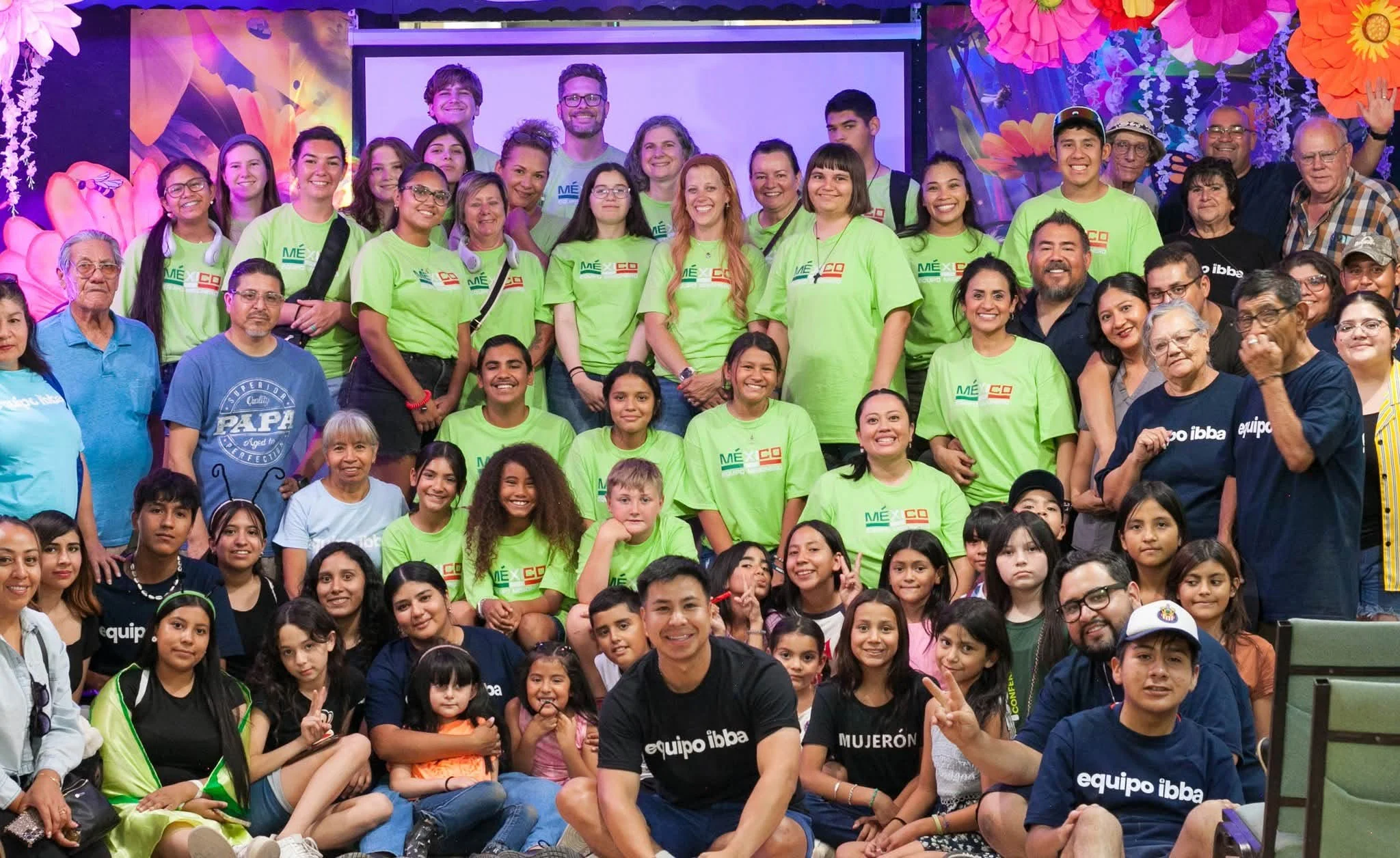 El equipo de servicio de la iglesia reunido, con playeras verdes