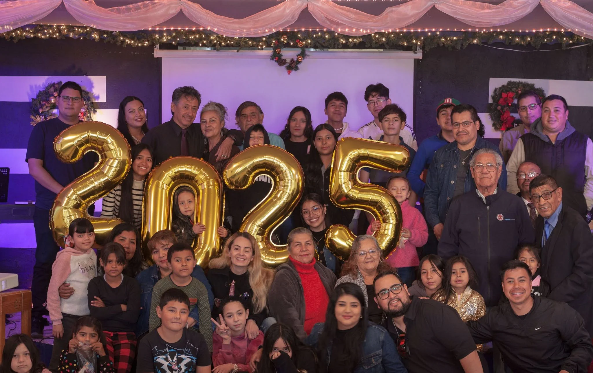 Familias y niños de la iglesia posando juntos en una celebración
