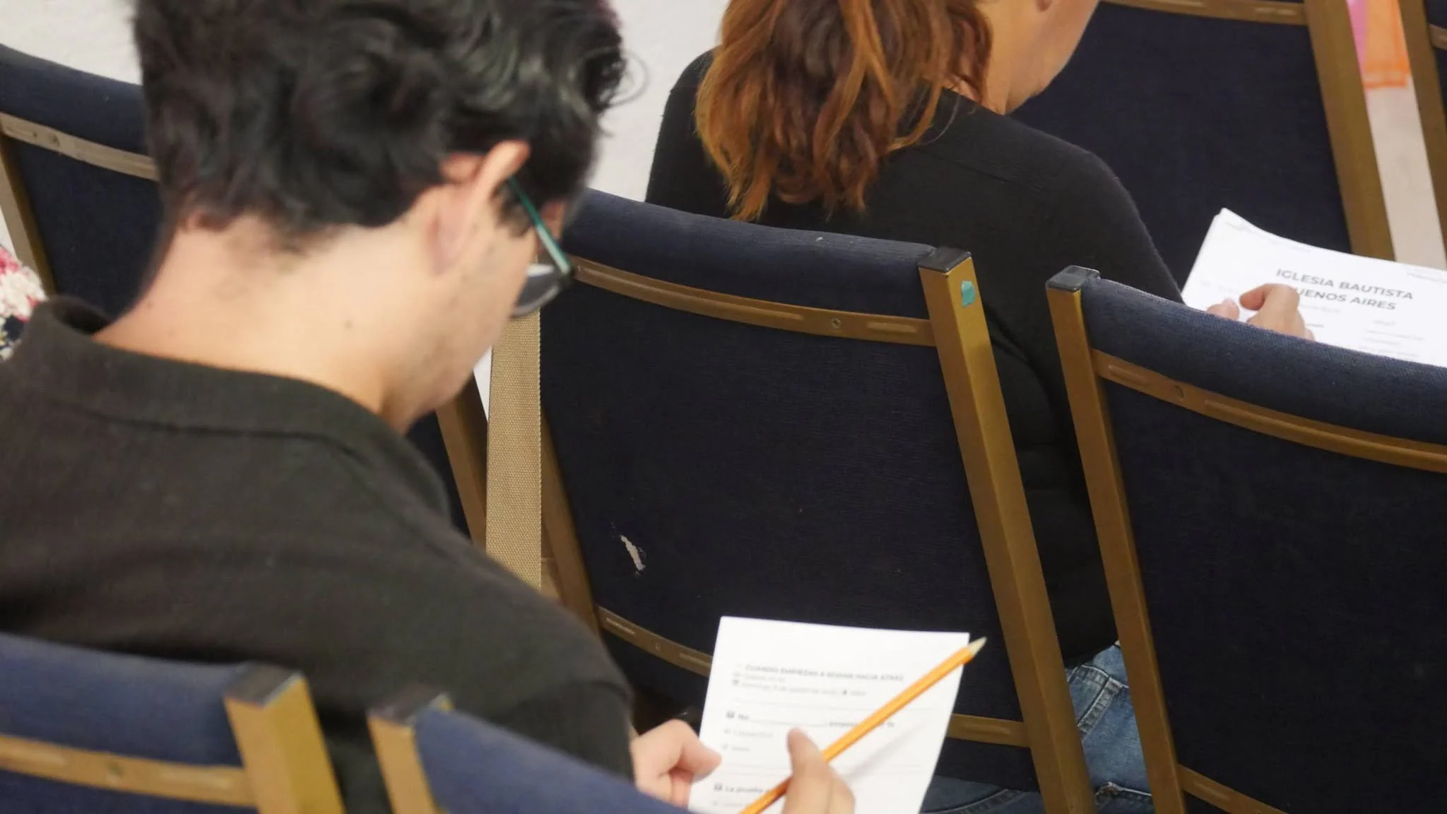 Un joven tomando apuntes durante el estudio bíblico