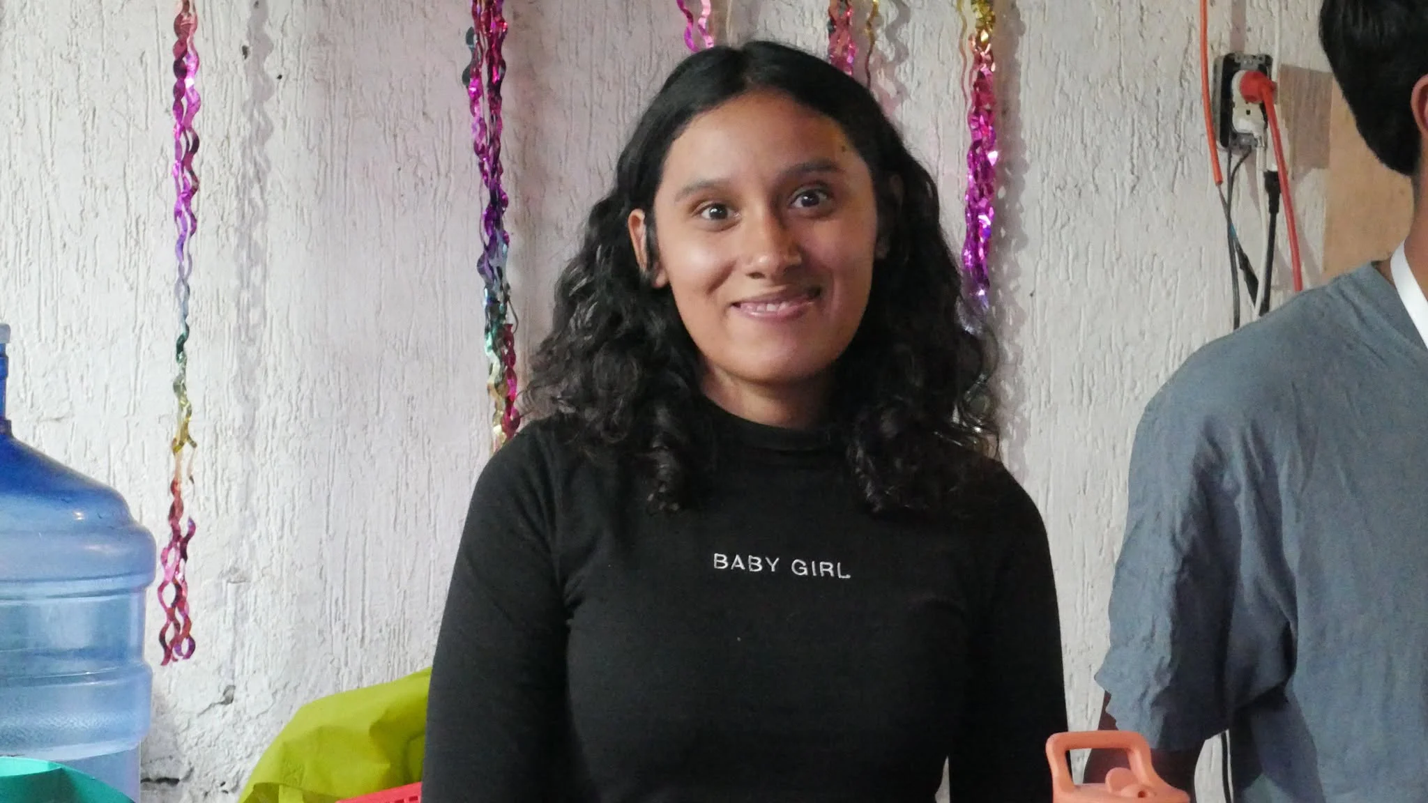 Una joven de la iglesia sonriendo a la cámara durante una reunión